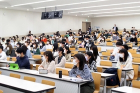 池上彰さんの話に熱心に耳を傾ける学生ら＝関西学院大学神戸三田キャンパス