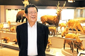 河合雅雄さんが企画した剥製コーナーの前で思い出を語る中瀬勲館長＝三田市弥生が丘６、県立人と自然の博物館