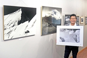 写真展を開く宇田川洋二さん＝ウッディタウン市民センター