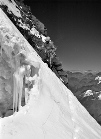 ６０度はあろうかという急勾配を、ピッケルで足場を作りながら登るガイド