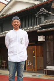 店主の杉浦勲さん＝三田市中央町