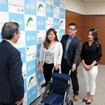 森哲男市長に車いすを寄贈する（右から）松本唯さん、小南貴洋さん、井ノ上奈々さん＝三田市役所