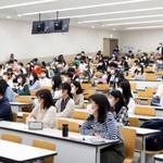 池上彰さんの話に熱心に耳を傾ける学生ら＝関西学院大学神戸三田キャンパス