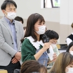 自分の学びが今後どのように生かせるか相談する学生＝関西学院大学神戸三田キャンパス