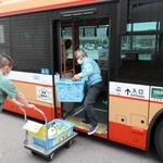 路線バスで運ばれた野菜を降ろすパスカルさんだ一番館の職員＝三田市川除