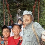 ボルネオ島の熱帯雨林を子どもたちと巡る河合雅雄さん（県立人と自然の博物館提供）