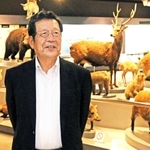 河合雅雄さんが企画した剥製コーナーの前で思い出を語る中瀬勲館長＝三田市弥生が丘６、県立人と自然の博物館
