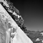 ６０度はあろうかという急勾配を、ピッケルで足場を作りながら登るガイド