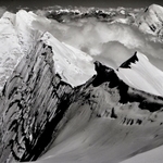 ダウラギリ２峰の頂上付近（標高約７千メートル地点）から望む、切り立った尾根越しに連なる山々