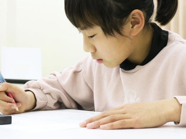 問題に向き合う表情は真剣そのもの