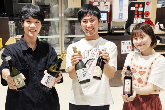 三田にゆかりのあるお酒を取りそろえ、開店を心待ちにする（左から）藤井勇気さん、樋口大騎さん、松前彩華さん＝三田市学園４