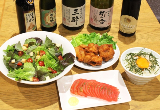 三田まほろばブレッツァ内にある特産品を使ったサラダや唐揚げなどを準備している＝三田市学園４