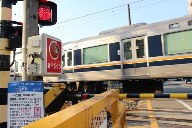 三田署員が女性を救出した踏切。非常停止ボタンが２カ所に付いている＝三田市三輪１