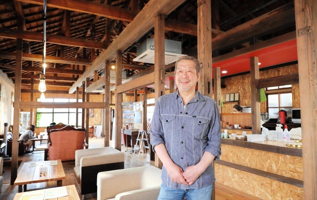廃虚カフェをオープンした安田和也さん＝三田市四ツ辻