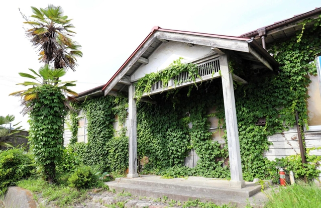 カフェの外観。店名の「ルーインズ（ＲＵＩＮＳ）」は、英語で「廃虚」という意味＝三田市四ツ辻