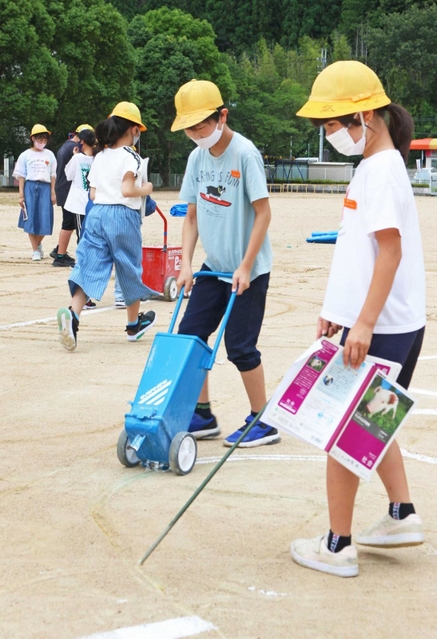見本と比べながら慎重に線を引く児童＝高平小学校