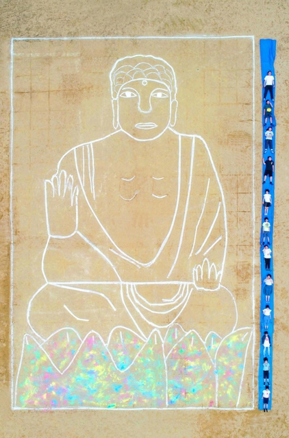 ６年生全員と教師が並んで、大仏と背くらべ。あと少し！＝高平小学校（サンフォトタカハシ提供）