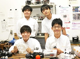 日本一に輝いた（右上から時計回りに）西涼太朗さん、帯刀健一さん、杉森敬太さん、南皓太さん＝三田学園