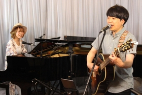 ミチコさんの伴奏に合わせて歌う雄介さん＝三田市三田町