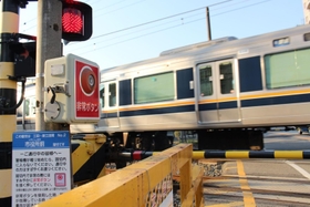 三田署員が女性を救出した踏切。非常停止ボタンが２カ所に付いている＝三田市三輪１