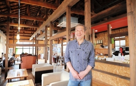 廃虚カフェをオープンした安田和也さん＝三田市四ツ辻