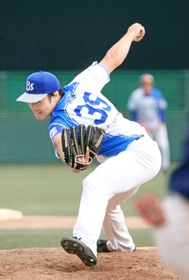 アンダースローで打者に立ち向かう坂本工宜投手＝アメニスキッピースタジアム