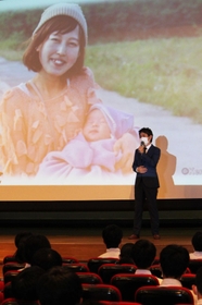 奈緒さんや長男との日々を語る清水健さん＝三田学園