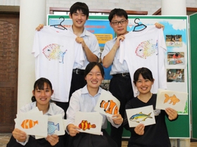 魚の絵を描いた（後列右上から時計回りに）東出陽飛さん、加地琴音さん、高山紗良さん、前田愛里沙さん、柿澤志耀さん＝三田祥雲館高校