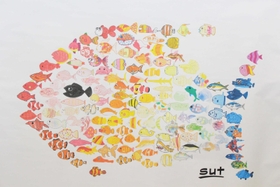 １３０人の描いた魚が集まってできた大きな魚＝三田祥雲館高校