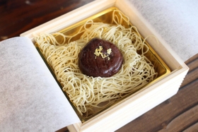 餅やあんこの上にモンブランクリームをかけた「栗わらし」＝三田見野屋