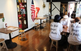 雑貨や家具で米国風の内装に仕上げた＝三田市駅前町６－５