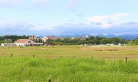 施設の建設予定地。奥の建物が関西学院大学神戸三田キャンパス＝三田市学園４