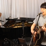 ミチコさんの伴奏に合わせて歌う雄介さん＝三田市三田町