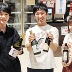 三田にゆかりのあるお酒を取りそろえ、開店を心待ちにする（左から）藤井勇気さん、樋口大騎さん、松前彩華さん＝三田市学園４