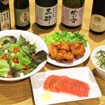 三田まほろばブレッツァ内にある特産品を使ったサラダや唐揚げなどを準備している＝三田市学園４