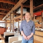廃虚カフェをオープンした安田和也さん＝三田市四ツ辻