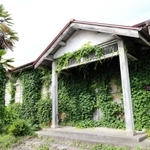 カフェの外観。店名の「ルーインズ（ＲＵＩＮＳ）」は、英語で「廃虚」という意味＝三田市四ツ辻