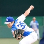 アンダースローで打者に立ち向かう坂本工宜投手＝アメニスキッピースタジアム