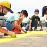 チョークを手に作業する児童＝志手原小学校