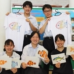 魚の絵を描いた（後列右上から時計回りに）東出陽飛さん、加地琴音さん、高山紗良さん、前田愛里沙さん、柿澤志耀さん＝三田祥雲館高校