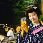阪神・淡路大震災後のイベントでビールを提供する芸妓の女性