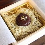 餅やあんこの上にモンブランクリームをかけた「栗わらし」＝三田見野屋