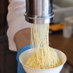 １・２ミリの細さが絶妙な食感のモンブランソフト＝三田見野屋