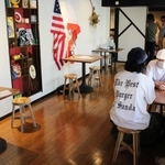 雑貨や家具で米国風の内装に仕上げた＝三田市駅前町６－５