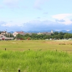 施設の建設予定地。奥の建物が関西学院大学神戸三田キャンパス＝三田市学園４