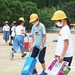 見本と比べながら慎重に線を引く児童＝高平小学校
