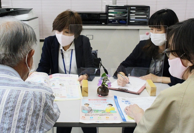 住民の相談に乗る三輪北・小野・高平高齢者支援センターの相談員や保健師＝三田市志手原