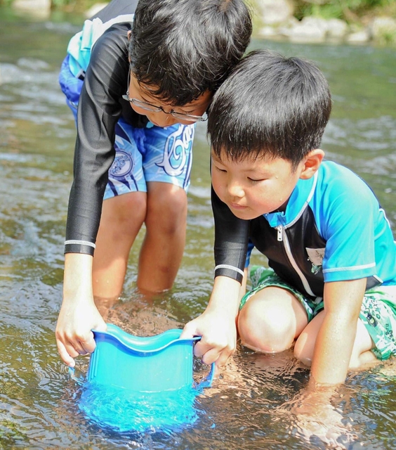 敷地内で川遊びも楽しめる（提供）