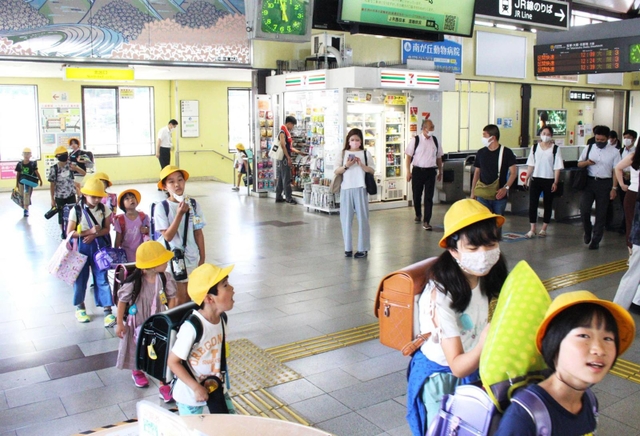 改札前の通路を通って帰る児童＝ＪＲ三田駅
