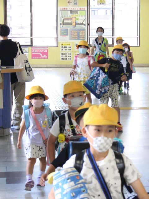 改札前の通路を通って帰る児童＝ＪＲ三田駅